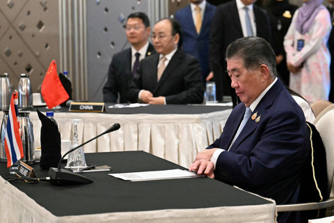 Plt PM Thailand Phumtham Wechayachai dalam perundingan mediasi konflik perbatasan Thailand-Kamboja, di Putrajaya, Malaysia, Senin (28/7/2025). Foto: MOHD RASFAN/Pool via REUTERS
