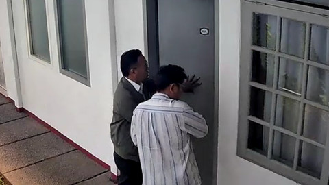 Penjaga kos dan seorang lainnya membuka paksa kamar Diplomat Arya Daru Pangayunan pada Selasa (8/7/2025). Foto: Dok. Istimewa