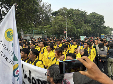 Massa Aksi Indonesia Cemas dari BEM SI mulai berdemo di kawasan Patung Kuda Monas, tepatnya di Japan Medan Merdeka Selatan, Jakarta Pusat pada Senin (28/7/2025). Foto: Abid Raihan/kumparan