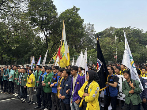 Massa Aksi Indonesia Cemas dari BEM SI mulai berdemo di kawasan Patung Kuda Monas, tepatnya di Japan Medan Merdeka Selatan, Jakarta Pusat pada Senin (28/7/2025). Foto: Abid Raihan/kumparan