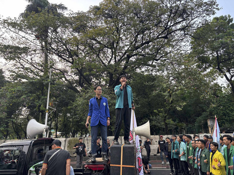 Massa Aksi Indonesia Cemas dari BEM SI mulai berdemo di kawasan Patung Kuda Monas, tepatnya di Japan Medan Merdeka Selatan, Jakarta Pusat pada Senin (28/7/2025). Foto: Abid Raihan/kumparan
