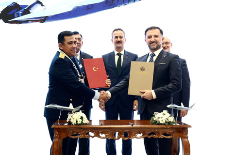 Menhan Sjafrie Sjamsoeddin menyaksikan penandatanganan kontrak implementasi pengadaan 48 pesawat tempur nasional KAAN antara Pemerintah Republik Indonesia dan Pemerintah Turki pada IDEF 2025 di Istanbul, Sabtu (26/7/2025). Foto: X/@Kemhan_RI