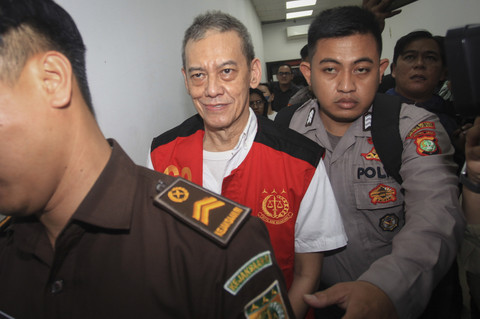 Terdakwa penyalahgunaan Narkoba yang juga musisi Fariz Rustam Munaf alias Fariz RM (kedua kiri) berjalan usai menjalani sidang pembacaan tuntutan di Pengadilan Negeri Jakarta Selatan, Jakarta, Senin (28/7/2024). Foto: Reno Esnir/ANTARA FOTO