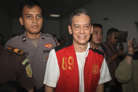 Terdakwa penyalahgunaan Narkoba yang juga musisi Fariz Rustam Munaf alias Fariz RM (kedua kiri) berjalan usai menjalani sidang pembacaan tuntutan di Pengadilan Negeri Jakarta Selatan, Jakarta, Senin (28/7/2024). Foto: Reno Esnir/ANTARA FOTO