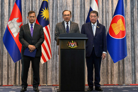 PM Malaysia Anwar Ibrahim didampingi PM Kamboja Hun Manet dan Plt PM Thailand Phumtham Wechayachai memberikan keterangan pers usai perundingan mediasi konflik perbatasan Thailand-Kamboja, di Putrajaya, Malaysia, Senin (28/7/2025). Foto: MOHD RASFAN/Pool via REUTERS