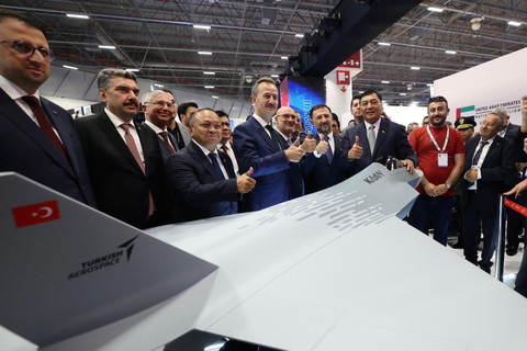 Menhan Sjafrie Sjamsoeddin menyaksikan penandatanganan kontrak implementasi pengadaan 48 pesawat tempur nasional KAAN antara Pemerintah Republik Indonesia dan Pemerintah Turki pada IDEF 2025 di Istanbul, Sabtu (26/7/2025). Foto: X/@Kemhan_RI