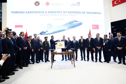 Menhan Sjafrie Sjamsoeddin menyaksikan penandatanganan kontrak implementasi pengadaan 48 pesawat tempur nasional KAAN antara Pemerintah Republik Indonesia dan Pemerintah Turki pada IDEF 2025 di Istanbul, Sabtu (26/7/2025). Foto: X/@Kemhan_RI
