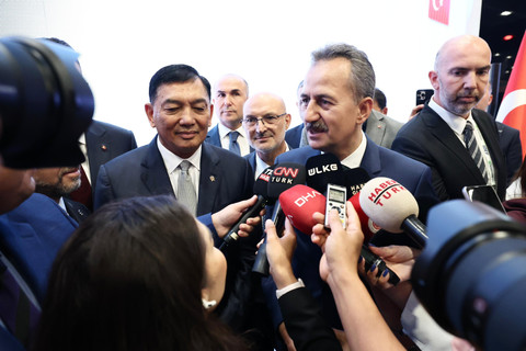 Menhan Sjafrie Sjamsoeddin menyaksikan penandatanganan kontrak implementasi pengadaan 48 pesawat tempur nasional KAAN antara Pemerintah Republik Indonesia dan Pemerintah Turki pada IDEF 2025 di Istanbul, Sabtu (26/7/2025). Foto: X/@Kemhan_RI