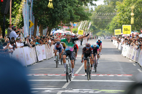 Pembalap asal Belanda dari tim Victoria Sports Pro Cycling Filipina, Jeroen Meijers menjadi juara etape pertama Tour de Banyuwangi Ijen 2025, Senin (28/7/2025). Foto: Dok. Istimewa