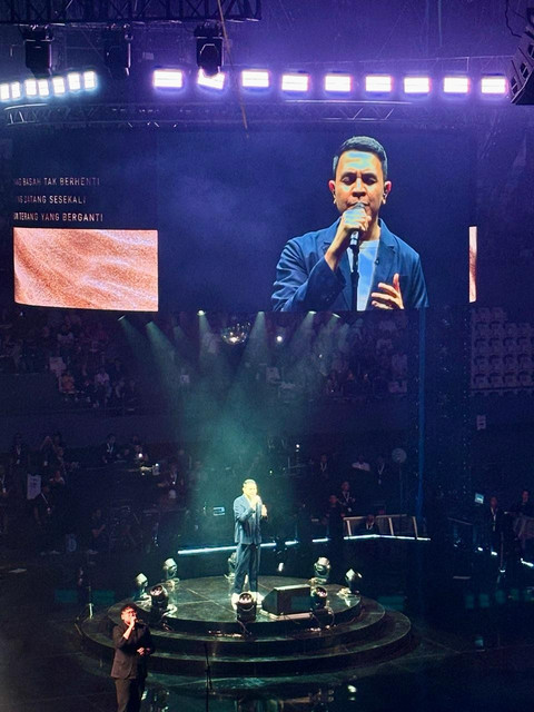 Tulus saat menyanyikan lagu di panggung FuntaZtic.ly by BRI di Tennis Indoor Senayan, Minggu (27/7). Foto: Dok. BRI
