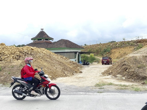 Masjid At-Taubah di Tlogodadi, Kapanewon Mlati, Kabupaten Sleman kembali viral lantaran masih berdiri di tengah trase proyek Tol Yogya-Solo, Senin (28/7/2025). Foto: Dok. Istimewa