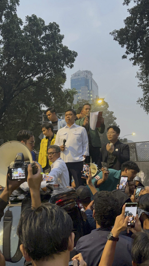 Wamensesneg Juri Ardiantoro menemui massa aksi dari BEM SI di kawasan Patung Kuda Monas, Gambir, Jakarta Pusat pada Senin (28/7/2025). Foto: Abid Raihan/kumparan