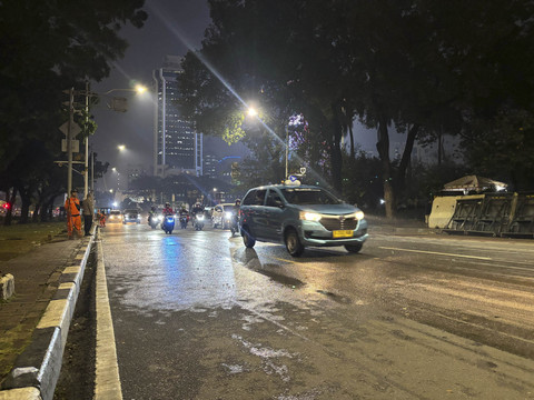 Jalan Medan Merdeka Selatan, Gambir, Jakarta Pusat mulai dibuka usai BEM SI membubarkan diri, Senin (28/7/2025). Foto: Abid Raihan/kumparan