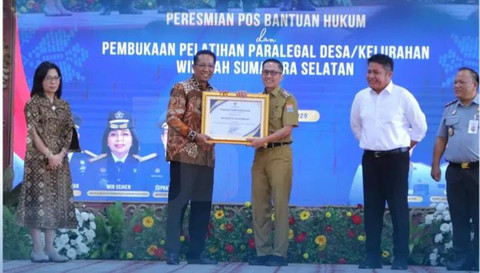 Wali Kota Palembang, Ratu Dewa, saat menerima penghargaan dari Kemenkum RI/Ist. 