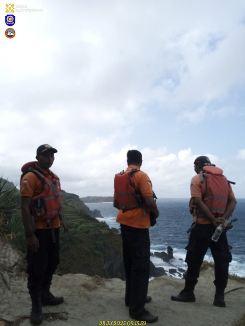 Tim SAR Gabungan mencari seorang perempuan asal Pondok Ranggon, Jakarta Timur, bernama Azka Nurfadillah (28) yang hilang di sekitar Pantai Siung, Kabupaten Gunungkidul, Senin (28/7/2025). Foto: Satlinmas Rescue Istimewa Wilayah Operasi I Pantai Wediombo