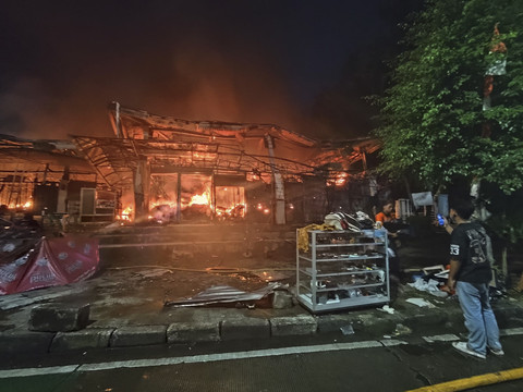 Sejumlah warga menyaksikan kebakaran di Pasar Taman Puring, Jakarta Selatan, pada Senin (28/7/2025). Foto: Rachmadi Rasyad/kumparan