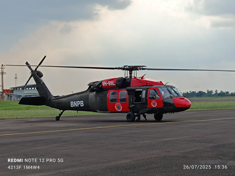 Helikopter water bombing jenis VH-86L/SIKORSKY UH-60L yang telah terparkir di Lanud Sri Mulyono Herlambang (SMH) Palembang. Foto : Dok BPBD Sumsel