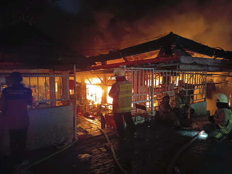 Petugas pemadam memadamkan api saat kebakaran di Pasar Taman Puring, Jakarta Selatan, pada Senin (28/7/2025). Foto: Jamal Ramadhan/kumparan