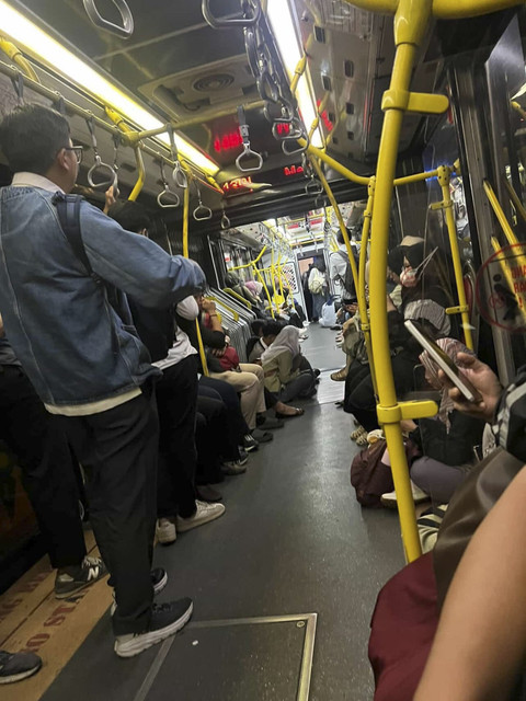 Penumpang terjebak di TransJakarta berjam-jam akibat kebakaran Taman Puring, Jakarta Selatan, Senin (28/7/2025). Foto: Dok. Istimewa