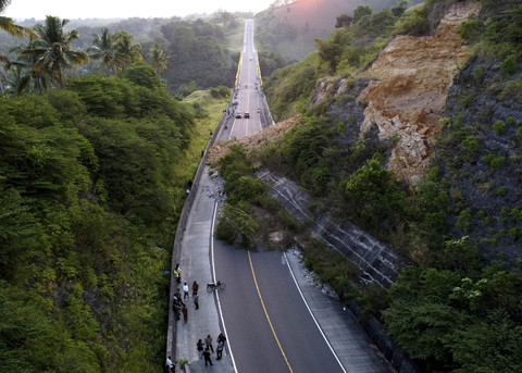 Foto udara material longsor menutupi jalan di Gorontalo Outer Ring Road (GORR) di Tibawa, Kabupaten Gorontalo, Gorontalo, Senin (28/7/2025). Foto: Adiwinata Solihin/ANTARA FOTO