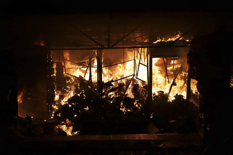 Kobaran api saat kebakaran di Taman Puring, Jakarta Selatan, Senin (28/7/2025). Foto: Jamal Ramadhan/kumparan