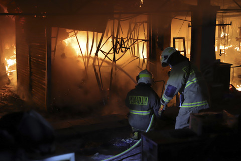 Sejumlah pemadam kebakaran memadamkan api saat kebakaran di Taman Puring, Jakarta Selatan, Senin (28/7/2025). Foto: Jamal Ramadhan/kumparan