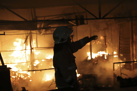 Sejumlah pemadam kebakaran memadamkan api saat kebakaran di Taman Puring, Jakarta Selatan, Senin (28/7/2025). Foto: Jamal Ramadhan/kumparan