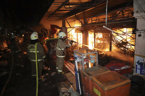 Sejumlah pemadam kebakaran memadamkan api saat kebakaran di Taman Puring, Jakarta Selatan, Senin (28/7/2025). Foto: Jamal Ramadhan/kumparan