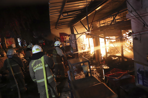 Sejumlah pemadam kebakaran memadamkan api saat kebakaran di Taman Puring, Jakarta Selatan, Senin (28/7/2025). Foto: Jamal Ramadhan/kumparan