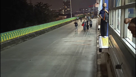Para penumpang bus Transjakarta berjalan usai turun dari bus yang terhenti karena kebakaran di kawasan Taman Puring, Jakarta Selatan, Senin (28/7/2025). Foto: Jamal Ramadhan/kumparan