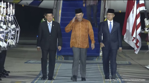 Menteri Dalam Negeri Republik Indonesia, Tito Karnavian dan Menteri Luar Negeri Indonesia, Sugiono menyambut kedatangan PM Malaysia Anwar Ibrahim di Jakarta, Senin (28/7/2025). Foto: YouTube/Sekretariat Presiden
