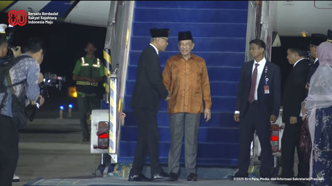Menteri Dalam Negeri Republik Indonesia, Tito Karnavian dan Menteri Luar Negeri Indonesia, Sugiono menyambut kedatangan PM Malaysia Anwar Ibrahim di Jakarta, Senin (28/7/2025). Foto: YouTube/Sekretariat Presiden