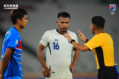 Pichitchai Sienkrathok (tengah) saat Thailand vs Filipina dalam laga perebutan tempat ketiga ASEAN U-23 Mandiri Cup 2025 di Stadion Utama GBK, Jakarta, pada Senin (28/7). Foto: Facebook Changsuek