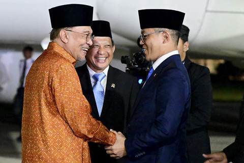 PM Malaysia Anwar Ibrahim bersalaman dengan Menteri Luar Negeri, Sugiono saat tiba di Jakarta, Senin (28/7/2025). Foto: Dok. Istimewa