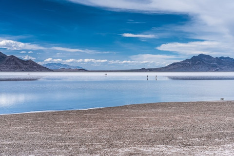 Foto Dataran Garam Bonneville. Apakah nama dari dataran garam yang berada di utara Amerika Serikat? Sumber: Unsplash/Eelco Böhtlingk