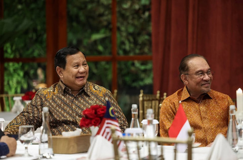 Presiden Prabowo Subianto menerima kunjungan kenegaraan Perdana Menteri Malaysia, Yang Mulia Dato Seri Anwar Ibrahim di kediaman pribadinya, Senin (28/7). Foto: Tim Media Presiden