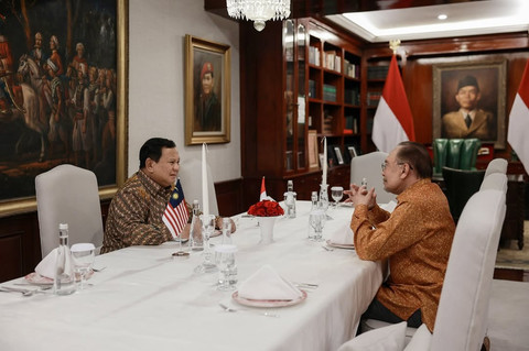 Presiden Prabowo Subianto menerima kunjungan kenegaraan Perdana Menteri Malaysia, Yang Mulia Dato Seri Anwar Ibrahim di kediaman pribadinya, Senin (28/7). Foto: Foto: instagram @presidenrepublikindonesia.