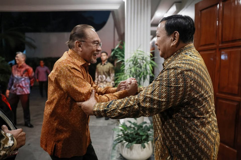 Presiden Prabowo Subianto menerima kunjungan kenegaraan Perdana Menteri Malaysia, Yang Mulia Dato Seri Anwar Ibrahim di kediaman pribadinya, Senin (28/7). Foto: instagram @presidenrepublikindonesia.