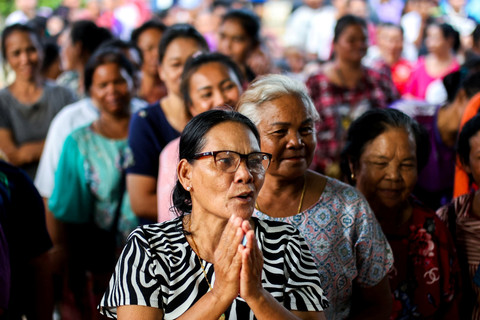 Warga Thailang yang mengungsi gembira setelah Thailand dan Kamboja menyepakati gencatan senjata di provinsi Sisaket, Thailand, Senin (28/7/2025). Foto: Athit Perawongmetha/REUTERS