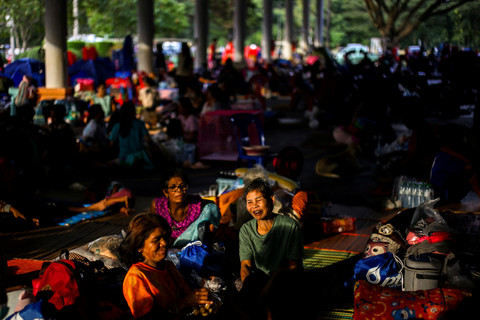 Warga Thailang yang mengungsi gembira setelah Thailand dan Kamboja menyepakati gencatan senjata di provinsi Sisaket, Thailand, Senin (28/7/2025). Foto: Athit Perawongmetha/REUTERS