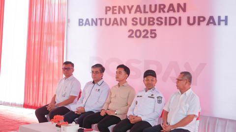 Wakil Presiden Gibran Rakabuming Raka (tengah) bersama Menteri Ketenagakerjaan Yassierli (kedua dari kiri), Gubernur Riau Abdul Wahid (kedua dari kanan), Direktur Utama BPJS Ketenagakerjaan Pramudya Iriawan Buntoro (kiri), dan Plt. Direktur Utama PT Pos Indonesia Endy Pattia Rahmadi (kanan) saat meninjau penyaluran BSU di Kantor Pos Pekanbaru, Provinsi Riau, Senin (28/7). Foto: Dok. BPJS Ketenagakerjaan