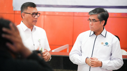 Menteri Ketenagakerjaan Yassierli (kanan) dan Direktur Utama BPJS Ketenagakerjaan Pramudya Iriawan Buntoro (kiri) saat meninjau penyaluran BSU di Kantor Pos Pekanbaru, Provinsi Riau, Senin (28/7). Foto: Dok. BPJS Ketenagakerjaan