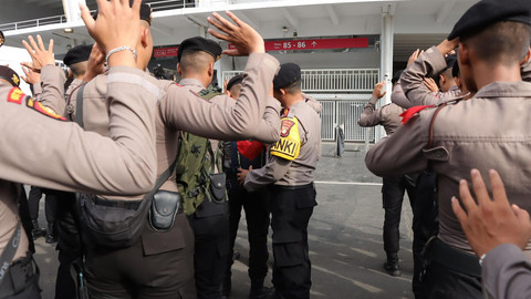 Pengamanan personel gabungan jelang laga Timnas U-23 Indonesia melewan Timnas U-23 Vietnam pada pertandingan final Piala AFF U-23 di Stadion GBK, Jakarta, Selasa (29/7/2025). Foto: Polres Jakpus