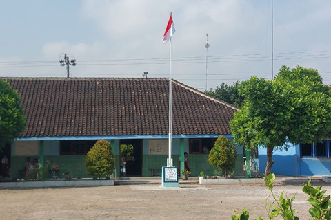 Bendera Merah Putih milik Sekolah Dasar (SDN) 2 Gondang, Desa Gondang Baru, Kecamatan Gondang, Kecamatan Gondang yang sempat dicoret atau vandalisme tiga anak dibawah umur sudah diganti, Selasa (29/7/2025). Foto: kumparan