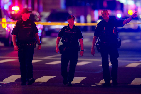 Polisi berjaga di dekat lokasi penembakan di wilayah Manhattan, New York City, Amerika Serikat, Senin (28/7/2025). Foto: Eduardo Munoz/REUTERS