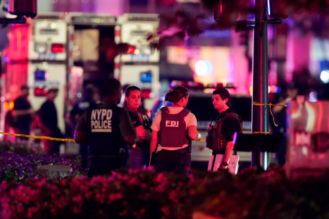 Polisi berjaga di dekat lokasi penembakan di wilayah Manhattan, New York City, Amerika Serikat, Senin (28/7/2025). Foto: Eduardo Munoz/REUTERS