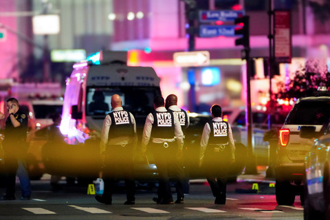 Polisi berjaga di dekat lokasi penembakan di wilayah Manhattan, New York City, Amerika Serikat, Senin (28/7/2025). Foto: Eduardo Munoz/REUTERS