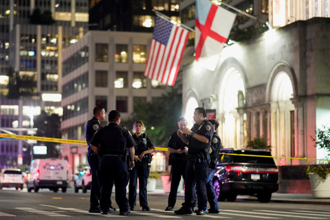 Polisi berjaga di dekat lokasi penembakan di wilayah Manhattan, New York City, Amerika Serikat, Senin (28/7/2025). Foto: Eduardo Munoz/REUTERS