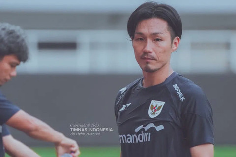 Pelatih Timnas Wanita Indonesia U-20, Akira Higashiyama, saat memimpin latihan di Stadion Pakansari, Bogor, Sabtu (26/7/2025). Foto: PSSI
