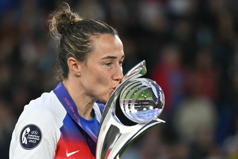 Lucy Bronze mencium piala yang ia dan Timnas Wanita Inggris dapatkan usai menjuarai Euro Wanita 2025 di Basel, Swiss, Senin (28/7). Foto: Fabrice Coffrini/AFP